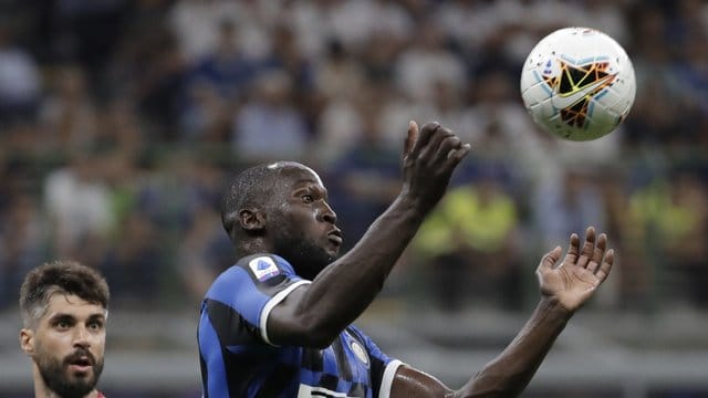 Wurde von Fans eines gegnerischen Vereins geschmäht: Inter Mailands Romelu Lukaku. Wurde von Fans eines gegnerischen Vereins geschmäht: Inter Mailands Romelu Lukaku.