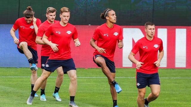 Die Leipziger starten ohne Nationalspieler Lukas Klostermann in Lissabon. Die Leipziger starten ohne Nationalspieler Lukas Klostermann in Lissabon.