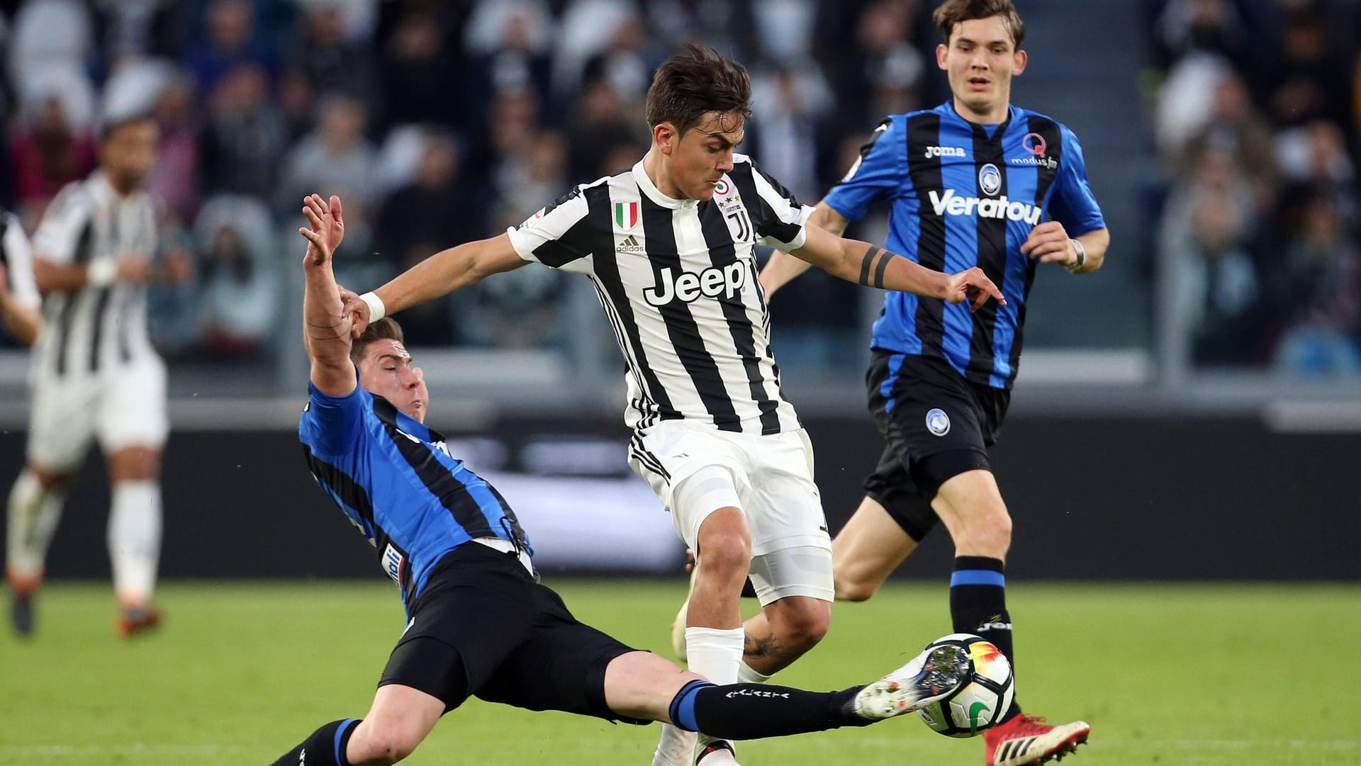 Duell mit den ganz Großen: Gosens (li.) trennt Juve-Star Dybala vom Ball.