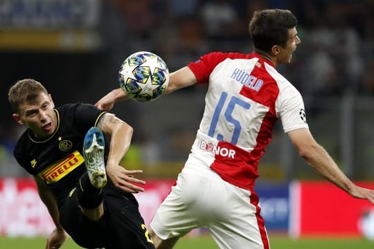 Inter Mailands Nicolo Barella (l) im Zweikampf mit Ondrej Kudel von Slavia Prag.
