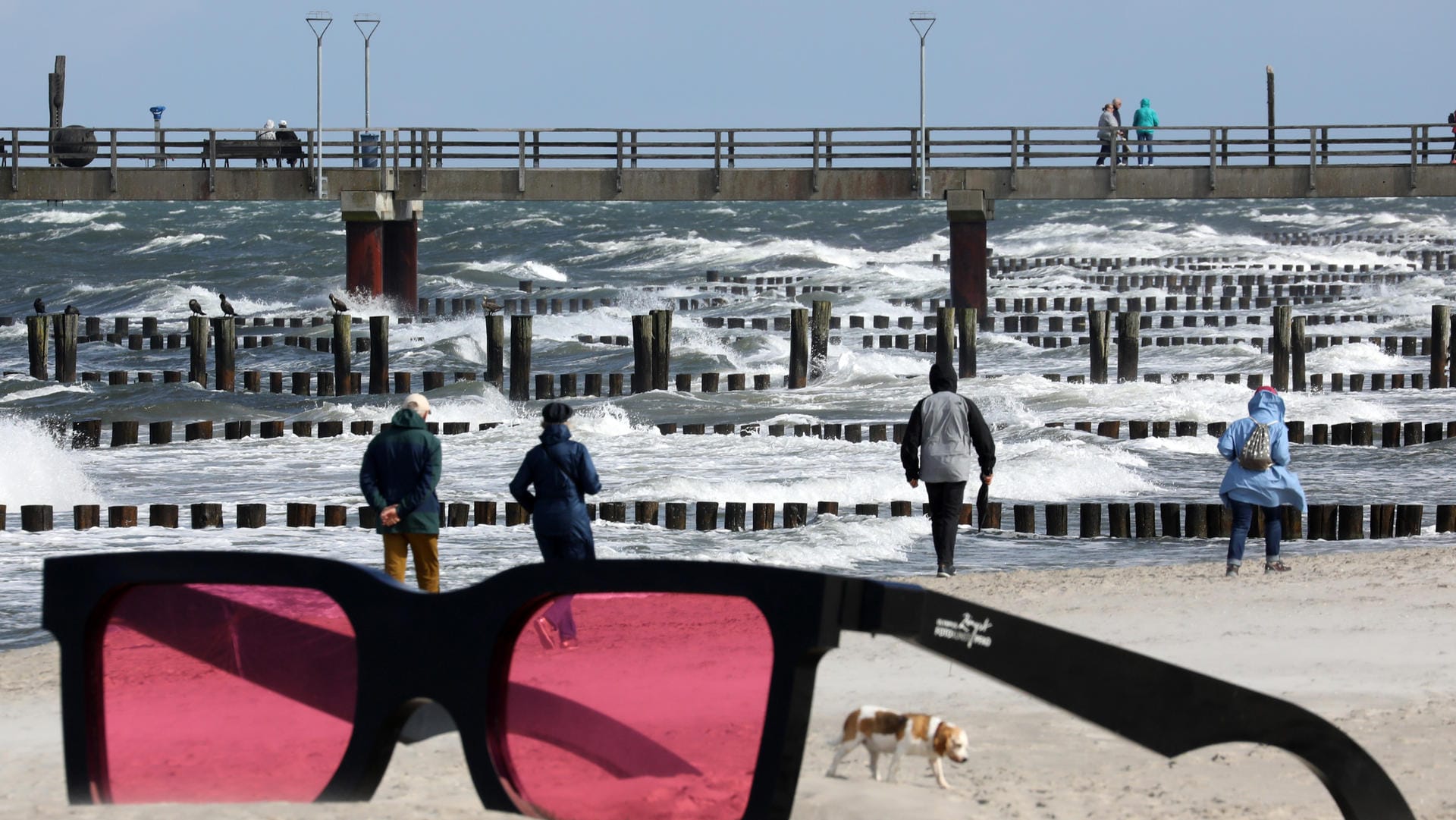 Aufgepeitschte Ostsee in Zingst: Ein Sturmtief hat Schauer und Sturmböen in den Norden und Nordosten Deutschlands gebracht.