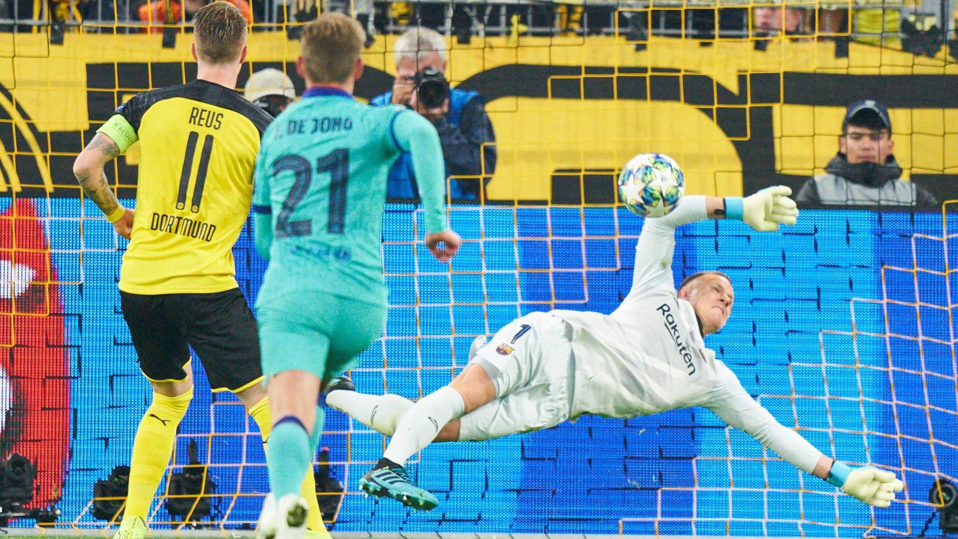 Überragend: Marc-André ter Stegen (r.) hält den Elfmeter von Marco Reus (l.).