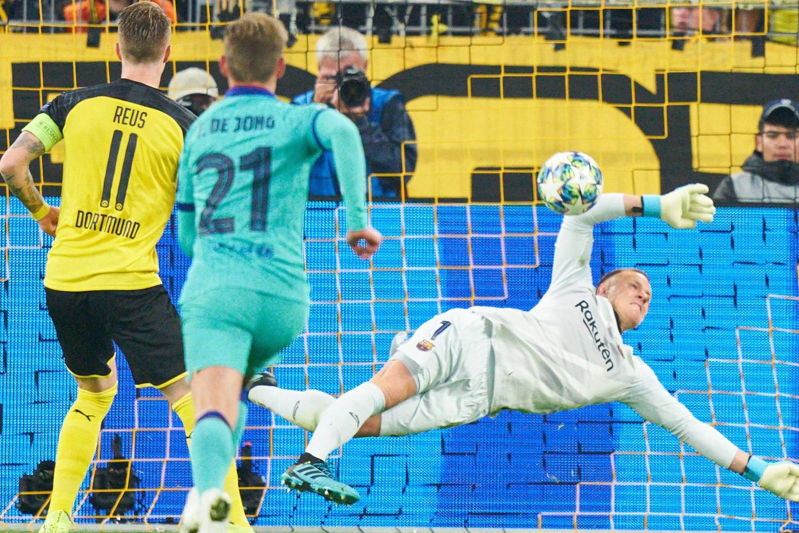 Überragend: Marc-André ter Stegen (r.) hält den Elfmeter von Marco Reus (l.).