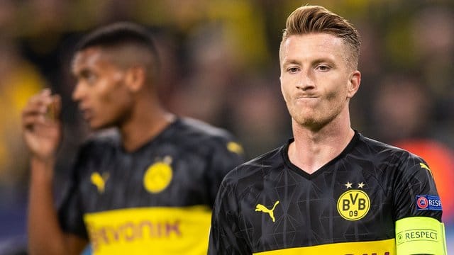 Dortmunds Marco Reus hadert mit seinem nicht verwandelten Elfmeter.