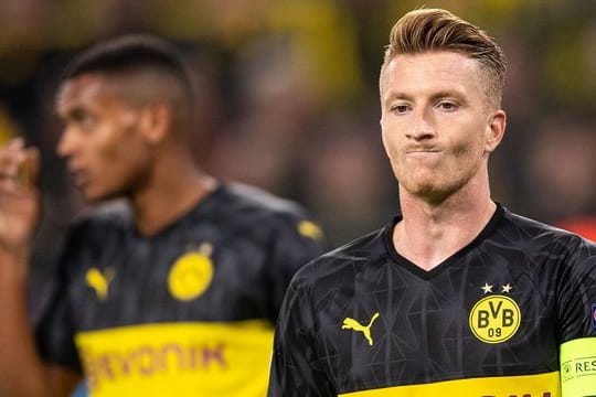 Dortmunds Marco Reus hadert mit seinem nicht verwandelten Elfmeter.