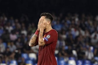 Roberto Firmino vom FC Liverpool schlägt nach der Niederlage in Neapel seine Hände vors Gesicht.