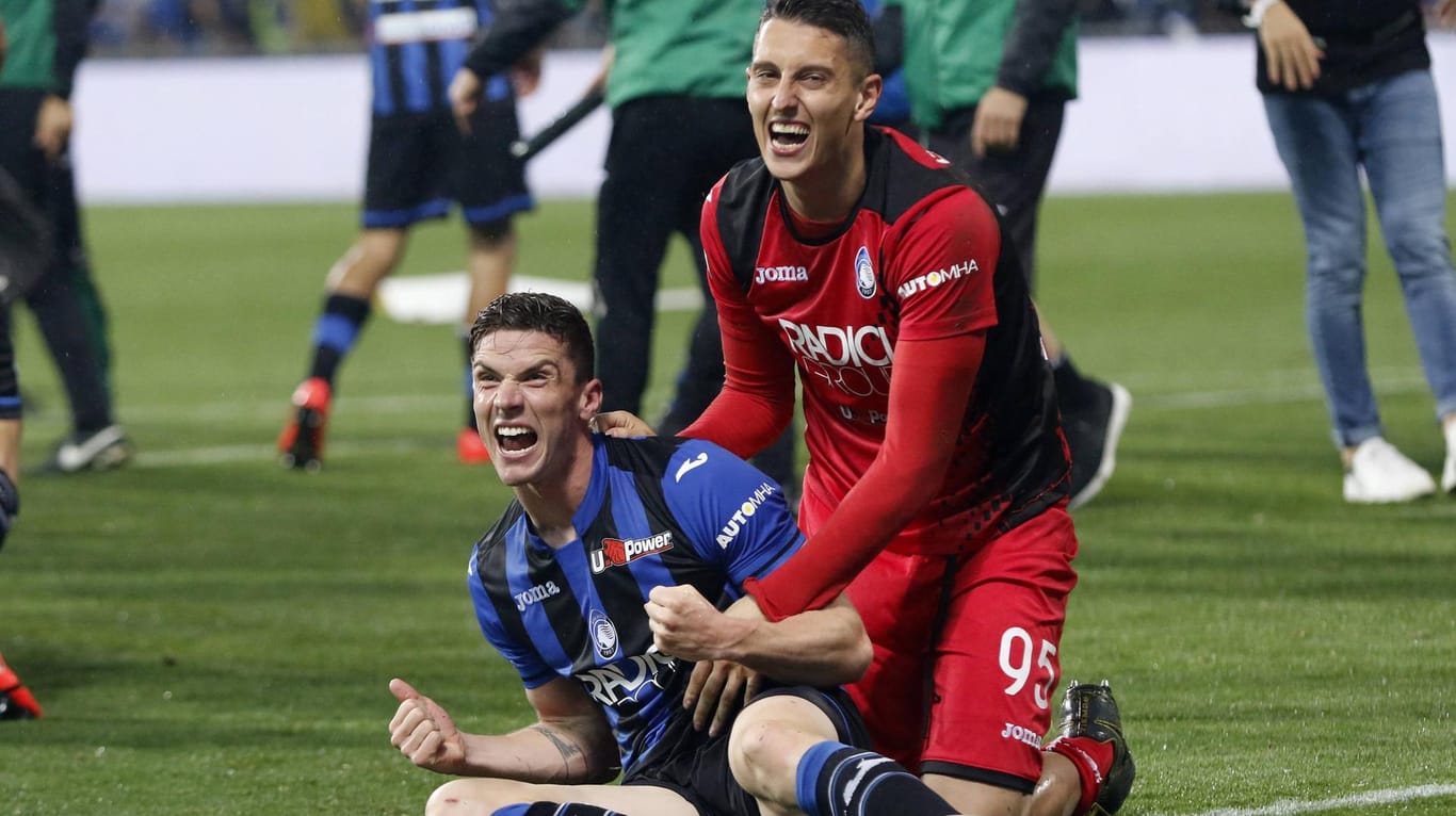 Gosens und Bergamo-Torwart Pierluigi Gollini jubeln am letzten Spieltag der letzten Saison: Atalanta erreichte zum ersten Mal die Champions League.