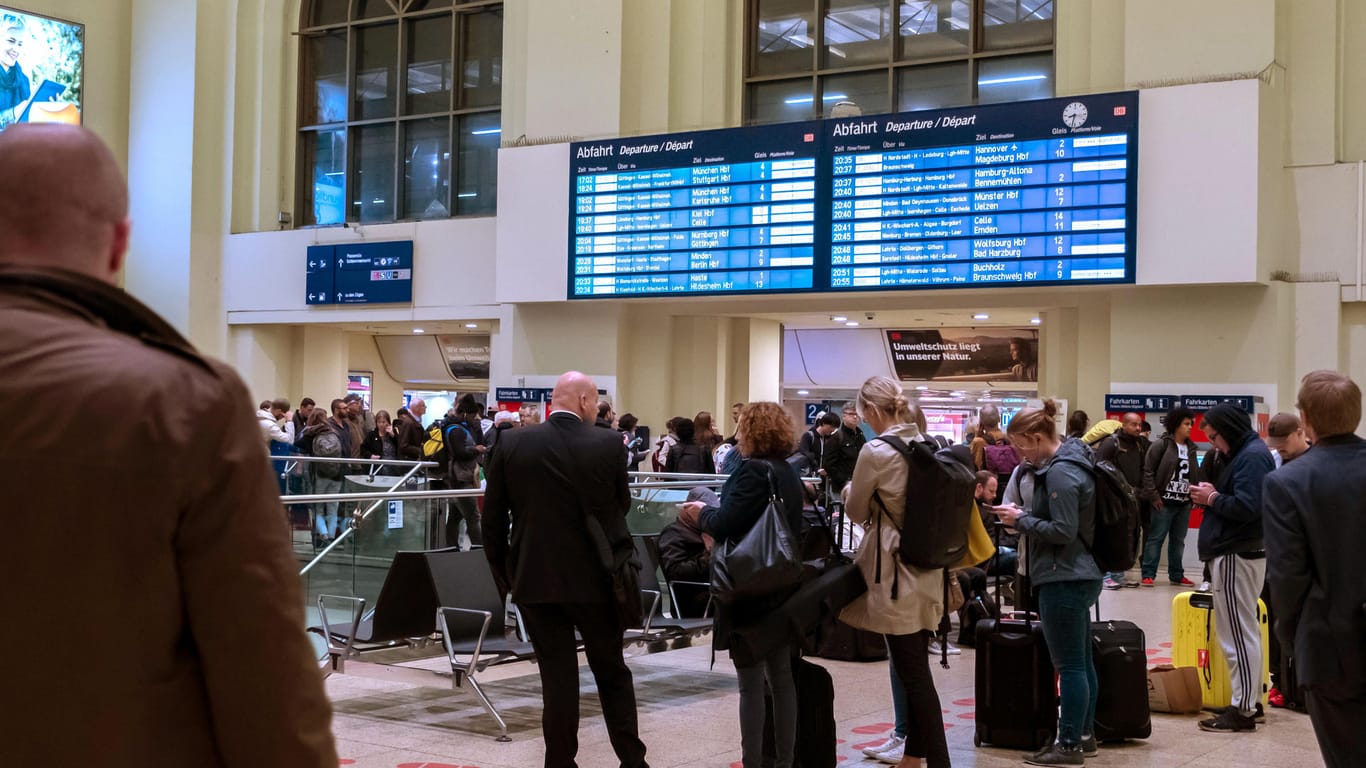 Reisende warten im Bahnhof: Stürmischer Wind hat am Dienstag für starke Störungen im Bahnverkehr in Norddeutschland gesorgt.