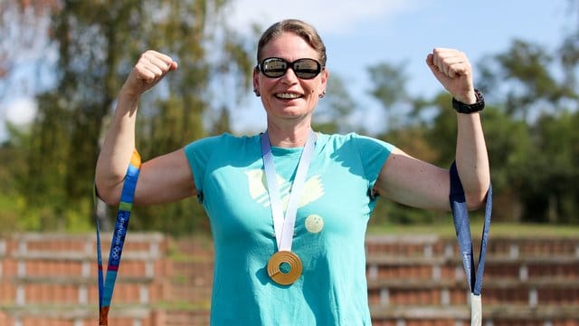 Nadine Kleinert zeigt ihre Medaillen aus Athen (l-r, Silber, 2004), Helsinki (Gold, 2012) und Berlin (Silber, 2009).