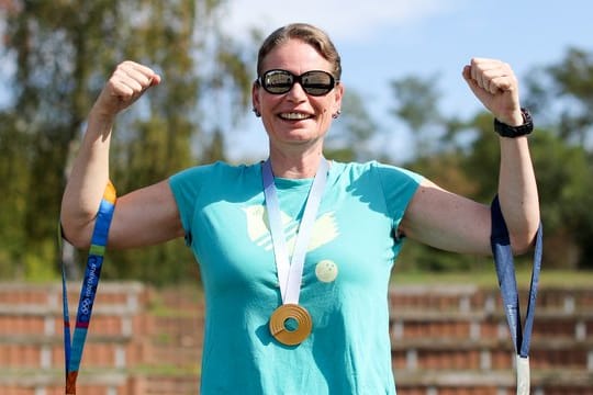 Nadine Kleinert zeigt ihre Medaillen aus Athen (l-r, Silber, 2004), Helsinki (Gold, 2012) und Berlin (Silber, 2009).