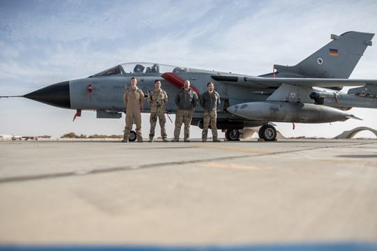 Deutsche Soldaten neben einem Tornado-Jet auf der Airbase Al-Asrak in Jordanien.