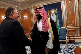 Mike Pompeo mit dem saudischen Kronprinz bin Salman (Archivbild): Der US-Außenminister reist heute zu Gesprächen nach Saudi-Arabien.