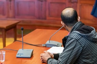 Der wegen Mordes angeklagte Marokkaner zu Verhandlungsbeginn im Sitzungssaal im Landgericht Bayreuth.