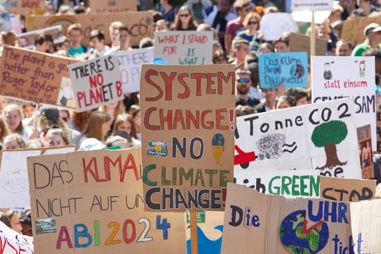 Teilnehmer der Klima-Demonstration Fridays for Future auf dem Gänsemarkt in Hamburg.