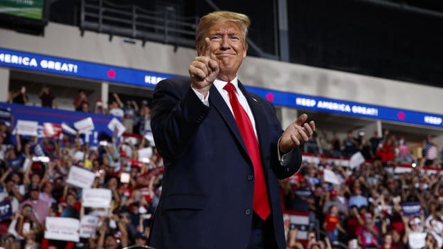 US-Präsident Donald Trump sieht die Verantwortung für die Drohnenangriffe auf saudische Ölanlagen ganz klar beim Iran. US-Präsident Donald Trump sieht die Verantwortung für die Drohnenangriffe auf saudische Ölanlagen ganz klar beim Iran.