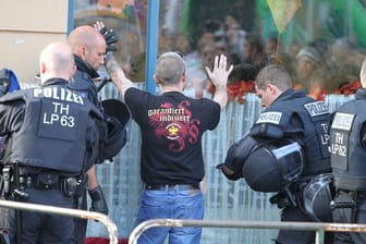 Vor dem Rechtsrock-Konzert steht die Körperkontrolle: Polizeieinsatz im thüringischen Apolda.