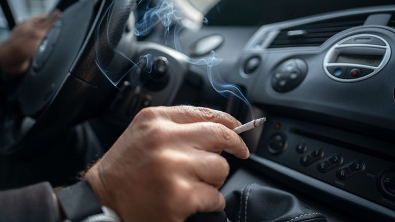 Wer im Auto raucht, schadet allen Mitfahrern.