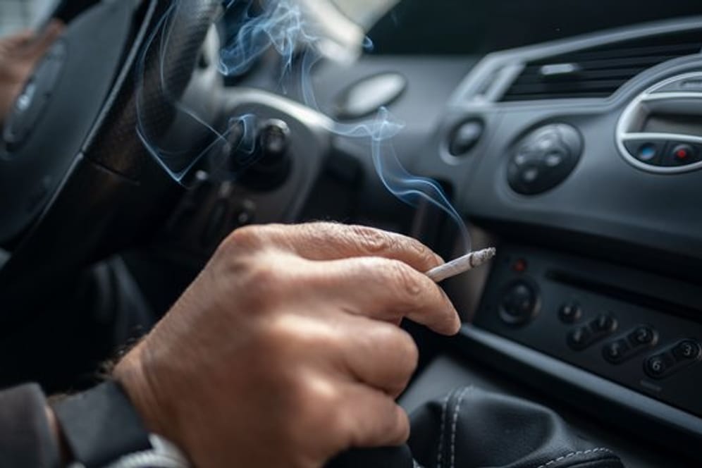 Wer im Auto raucht, schadet allen Mitfahrern.