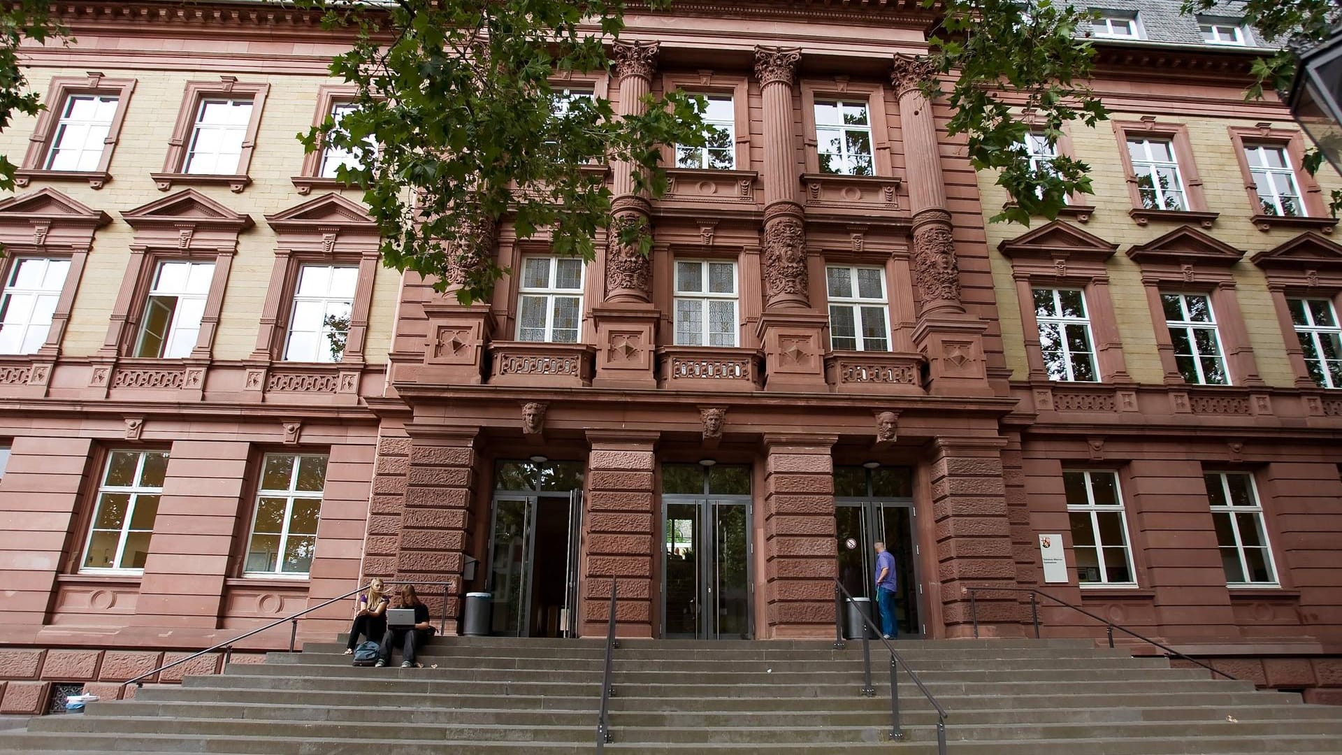 Schüler sitzen vor dem Rabanus-Maurus-Gymnasium in Mainz: Dort fällt der Unterricht aus, weil Unbekannte massiv randaliert haben. Schüler sitzen vor dem Rabanus-Maurus-Gymnasium in Mainz: Dort fällt der Unterricht aus, weil Unbekannte massiv randaliert haben.