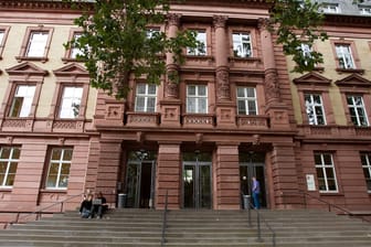 Schüler sitzen vor dem Rabanus-Maurus-Gymnasium in Mainz: Dort fällt der Unterricht aus, weil Unbekannte massiv randaliert haben.