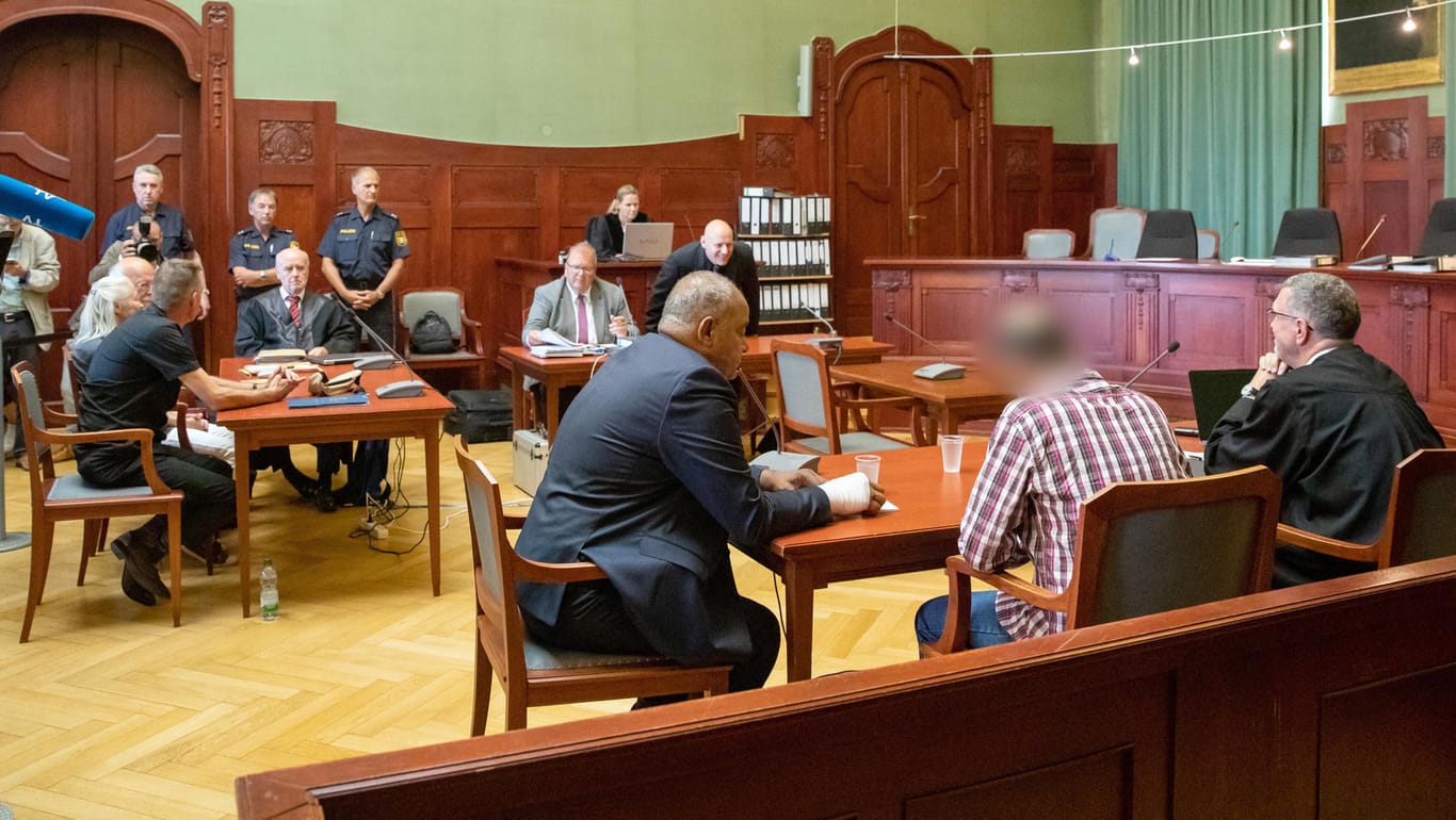 Bayreuth: Ein wegen Mordes angeklagter Mann sitzt zu Prozessbeginn im Sitzungssaal des Landgerichts.