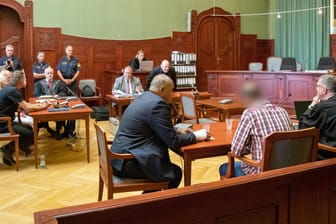 Bayreuth: Ein wegen Mordes angeklagter Mann sitzt zu Prozessbeginn im Sitzungssaal des Landgerichts.