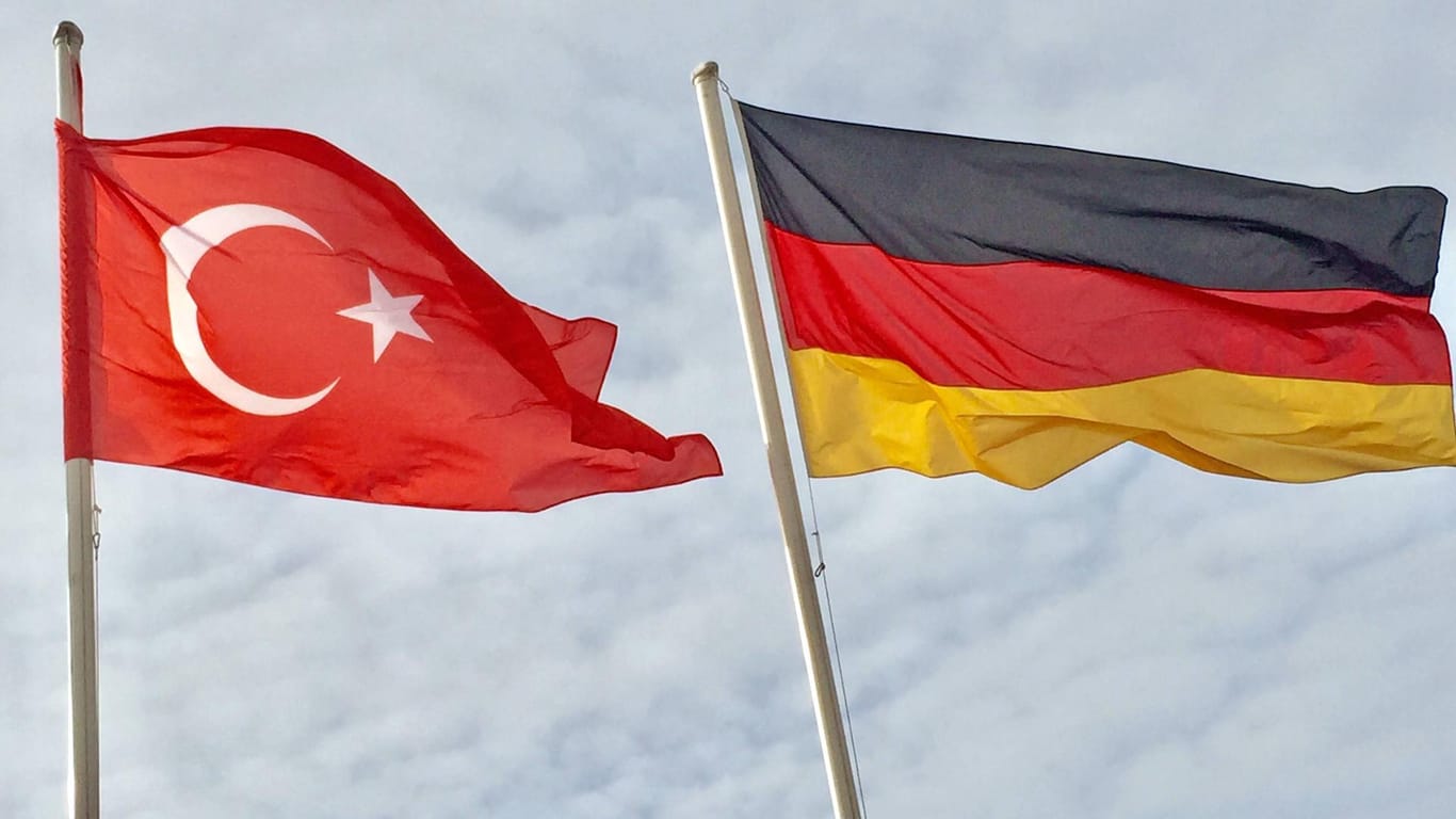 Türkische und deutsche Flagge: Die Anzahl der Asylanträge von türkischen Staatsbürgern in Deutschland hat erneut zugenommen. (Symbolbild)