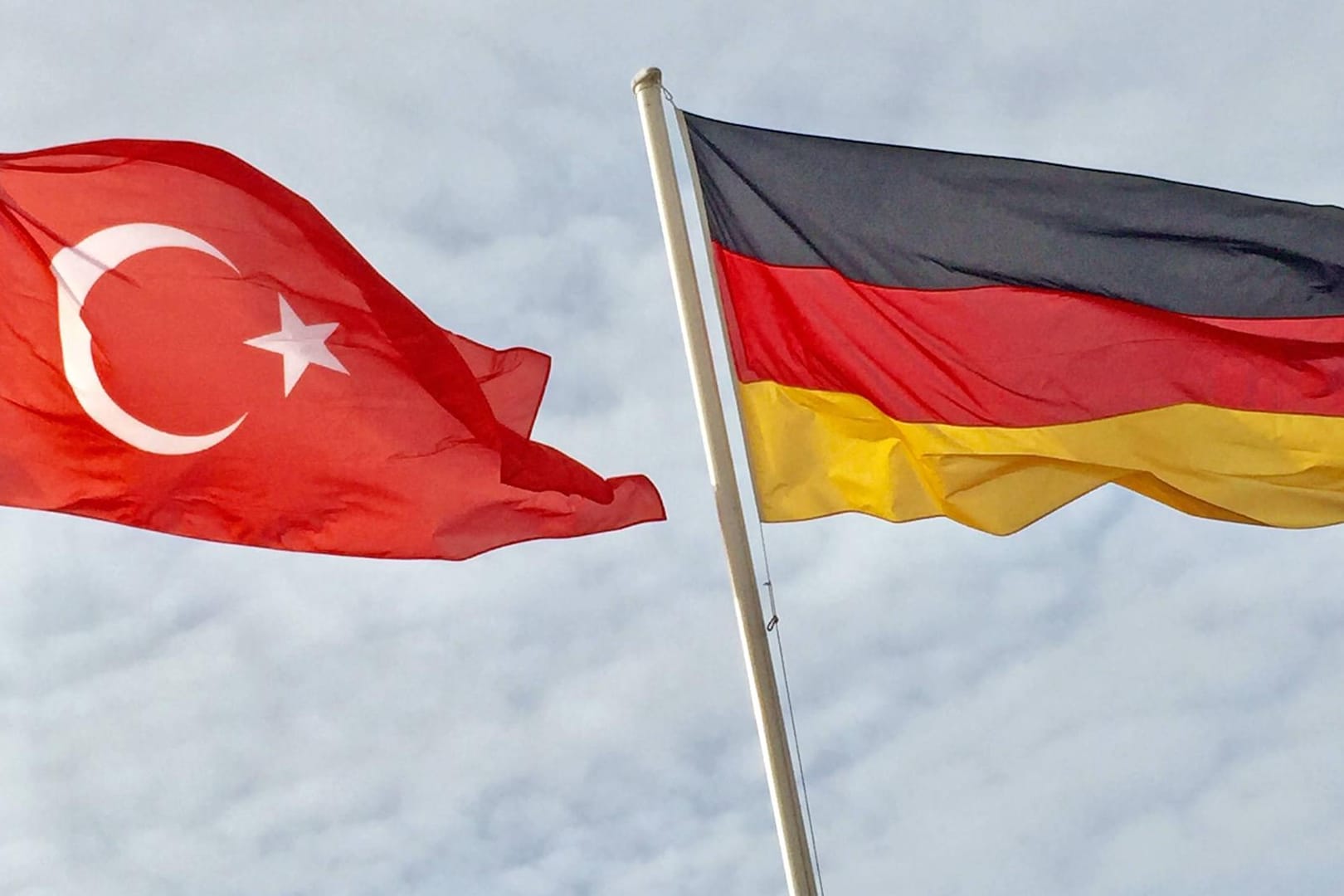 Türkische und deutsche Flagge: Die Anzahl der Asylanträge von türkischen Staatsbürgern in Deutschland hat erneut zugenommen. (Symbolbild)