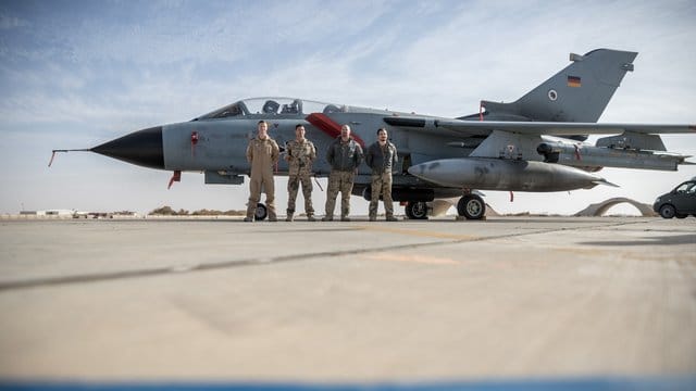 Deutsche Soldaten neben einem Tornado-Jet auf der Airbase Al-Asrak in Jordanien. Deutsche Soldaten neben einem Tornado-Jet auf der Airbase Al-Asrak in Jordanien.