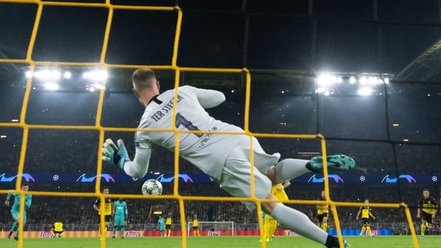 Barcelonas Keeper Marc-André ter Stege parierte den Elfmeter von Dortmunds Marco Reus. Barcelonas Keeper Marc-André ter Stege parierte den Elfmeter von Dortmunds Marco Reus.