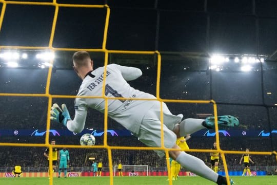 Barcelonas Keeper Marc-André ter Stege parierte den Elfmeter von Dortmunds Marco Reus.