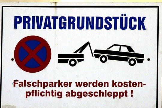 Wer sein Fahrzeug auf einem fremden Grundstück abstellt, kann unter Umständen abgeschleppt werden.