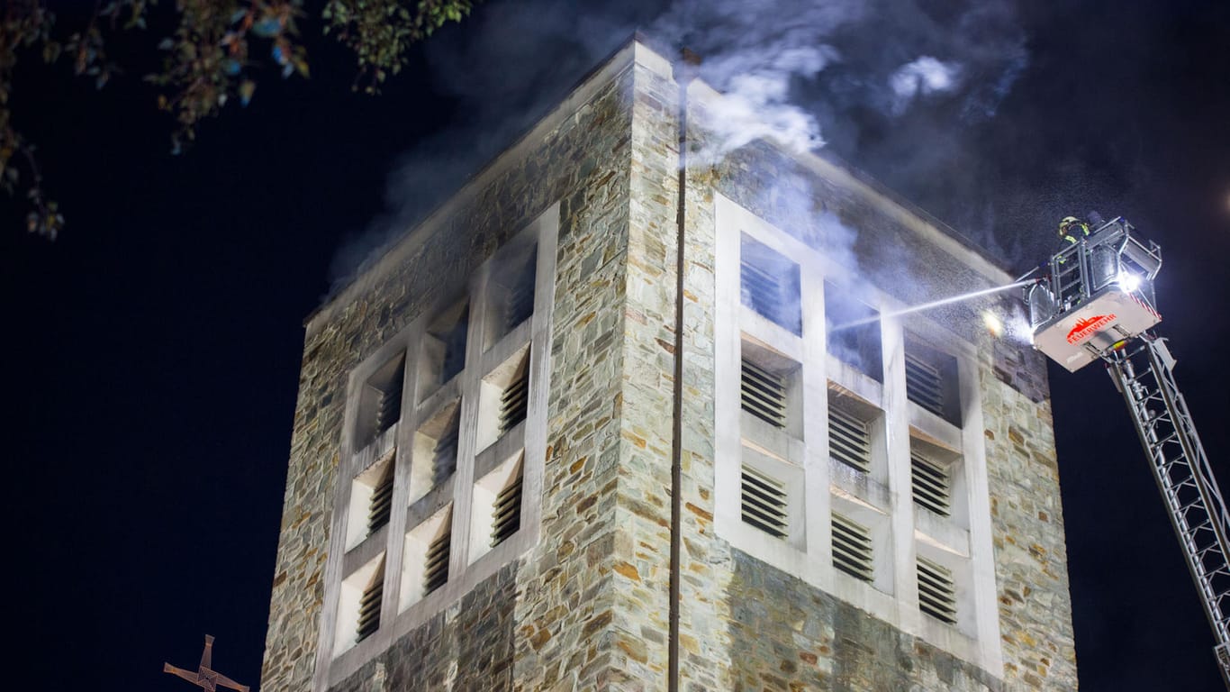 Turm der St. Birgid-Kirche in Wiesbaden: Unterhalb des Glockenturms ist ein Feuer ausgebrochen.