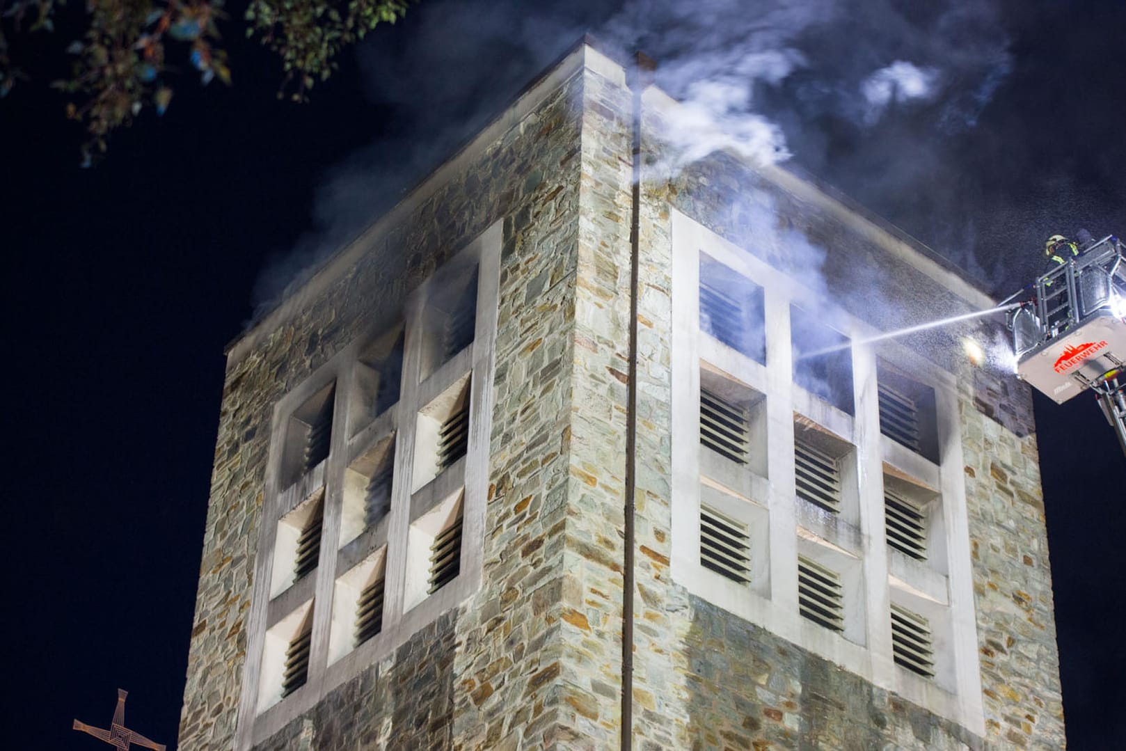 Turm der St. Birgid-Kirche in Wiesbaden: Unterhalb des Glockenturms ist ein Feuer ausgebrochen.