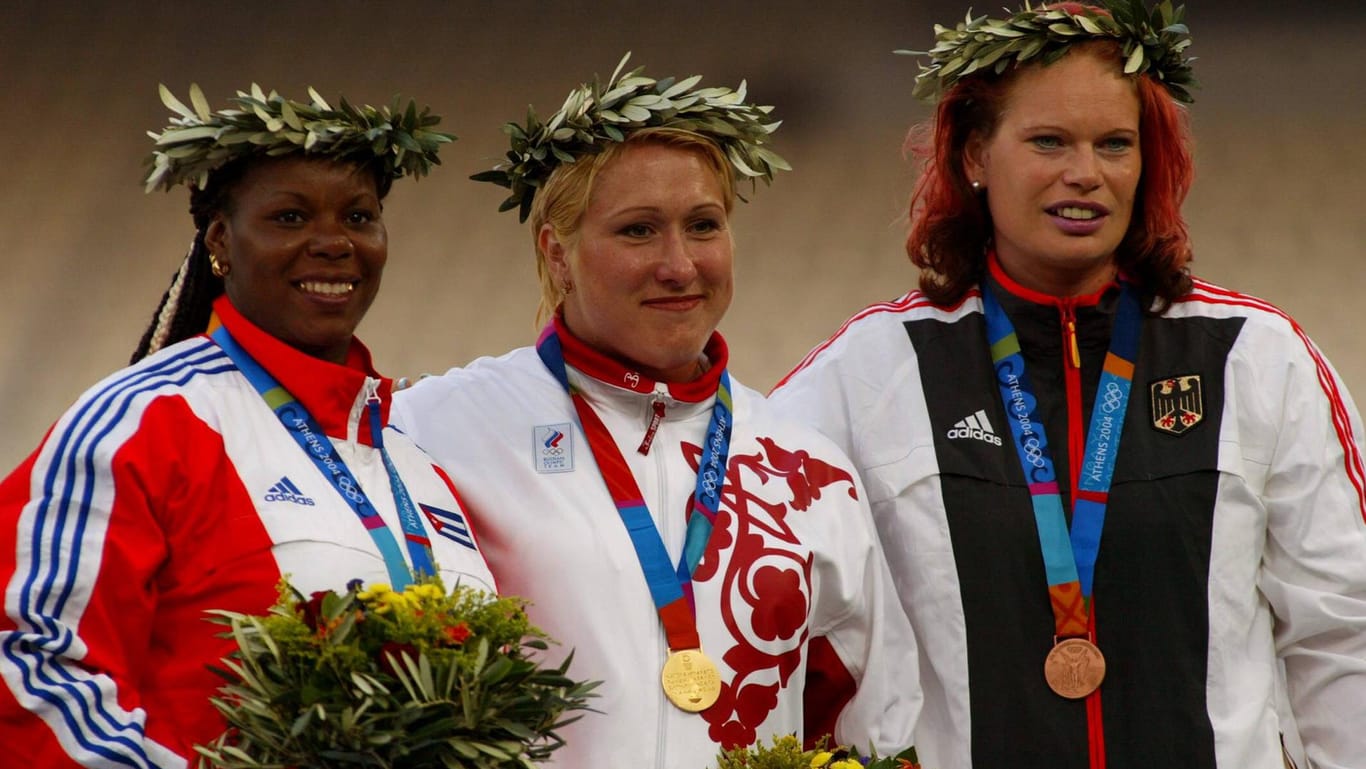 Nadine Kleinert (r.) bei ihrem größten Erfolg: Olympia 2004. Damals erhielt sie die Bronzemedaille, aufgrund eines Doping-Vergehens erhielt sie erst im Nachhinein Silber.