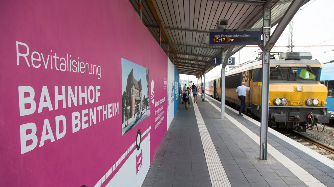 Fahrgäste stehen an einem Gleis vom Bahnhof in Bad Bentheim: Der Bahnhof wurde Ende 2018 neu eröffnet.