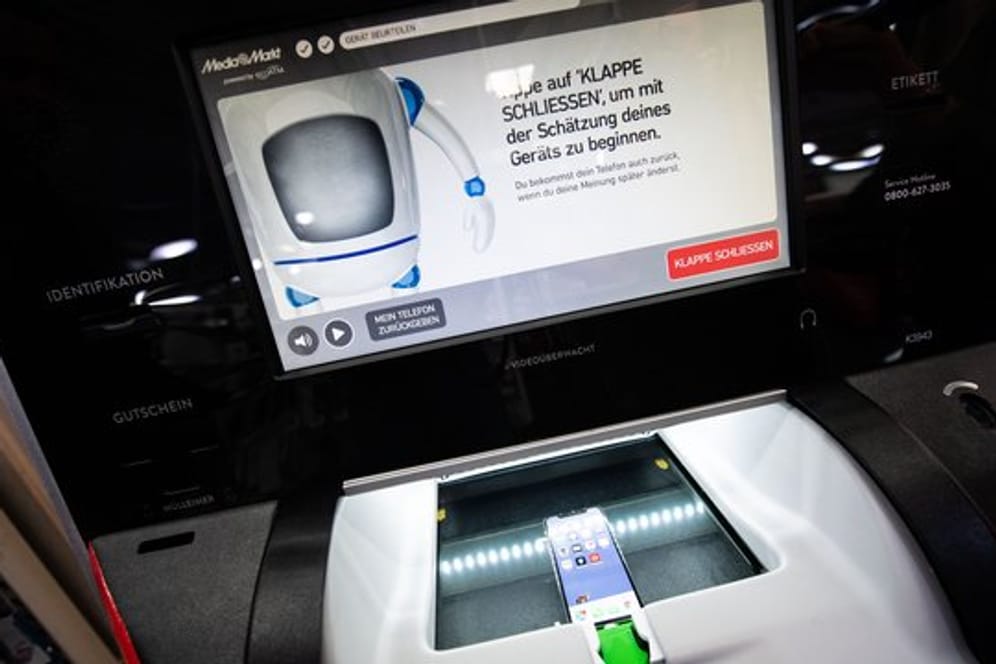 "EcoATM" in einer MediaMarkt-Filiale: In einem Pilotprojekt wird der Automat zum Ankauf alter Handys getestet.