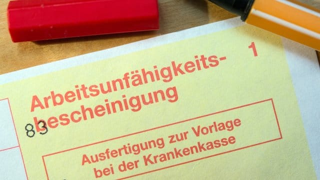 Künftig soll der "gelbe Schein" abgeschafft und durch eine digitale Bescheinigung ersetzt werden. Künftig soll der "gelbe Schein" abgeschafft und durch eine digitale Bescheinigung ersetzt werden.