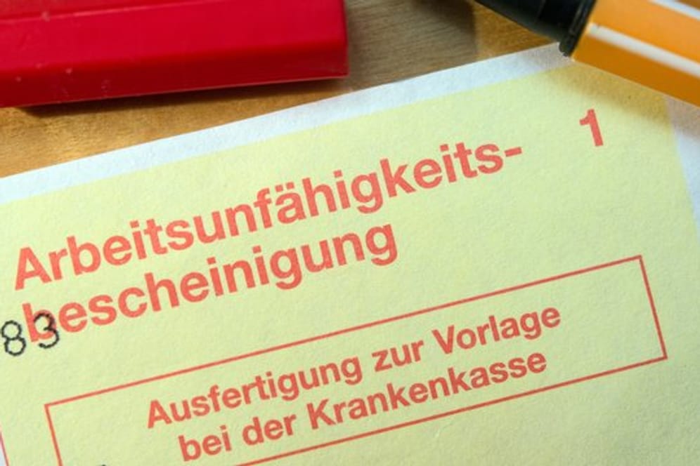 Künftig soll der "gelbe Schein" abgeschafft und durch eine digitale Bescheinigung ersetzt werden.