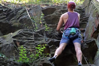 Kletterer: In der Nähe von Heidelberg ist ein Mann beim Klettern abgestürzt. (Symbolbild)