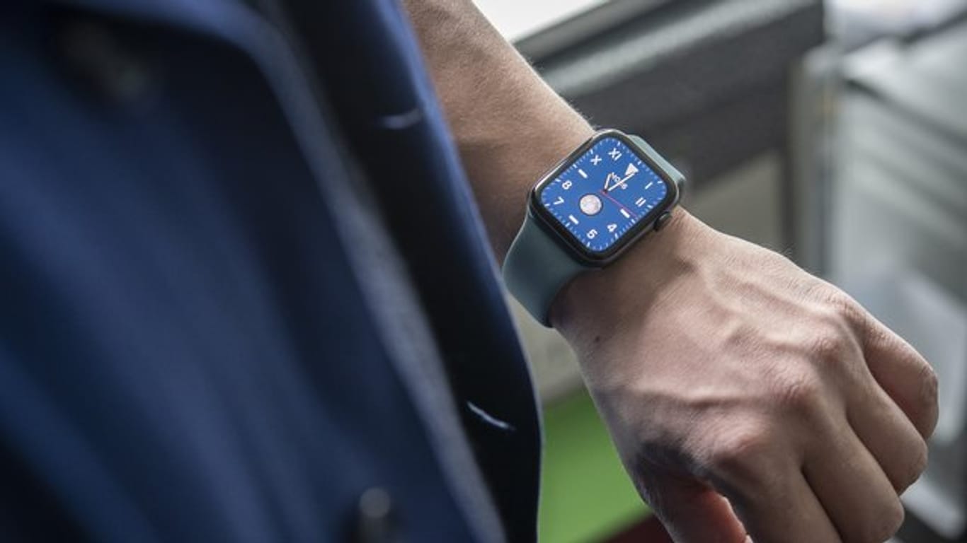 Die Apple Watch 5: Sobald der Arm angehoben wird, erhöht die Apple Watch 5 automatisch die Helligkeit.