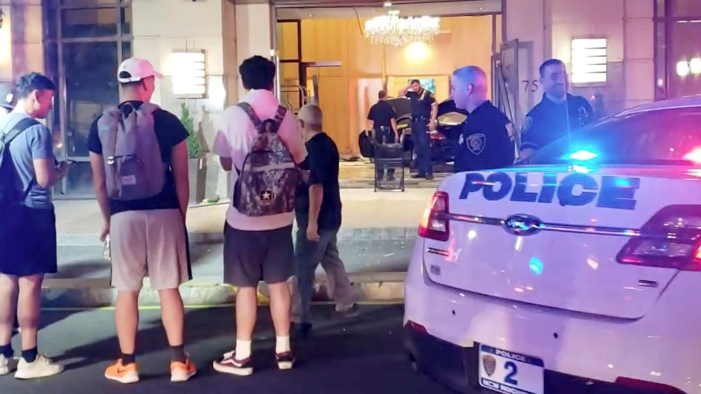 Vorfall in New Rochelle, USA: Ein Autofahrer ist mit einem Mercedes in die Lobby des Trump Towers gekracht. Vorfall in New Rochelle, USA: Ein Autofahrer ist mit einem Mercedes in die Lobby des Trump Towers gekracht.