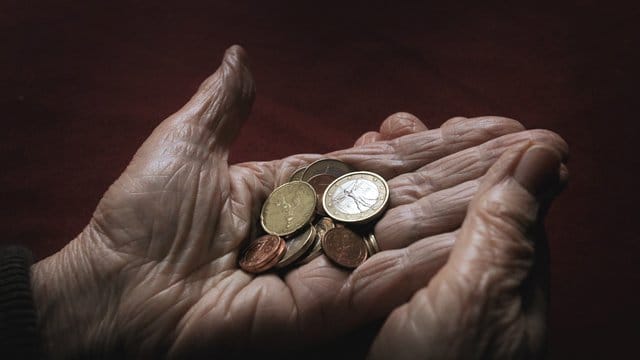 Viele Frauen reduzieren für die Kindererziehung ihre Arbeitszeiten. Viele Frauen reduzieren für die Kindererziehung ihre Arbeitszeiten.
