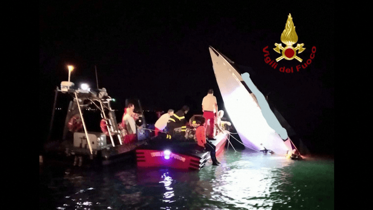 Rettungskräfte bergen drei Leichen aus dem Wrack eines verunglückten Schiffes.