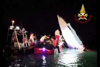 Rettungskräfte bergen drei Leichen aus dem Wrack eines verunglückten Schiffes.