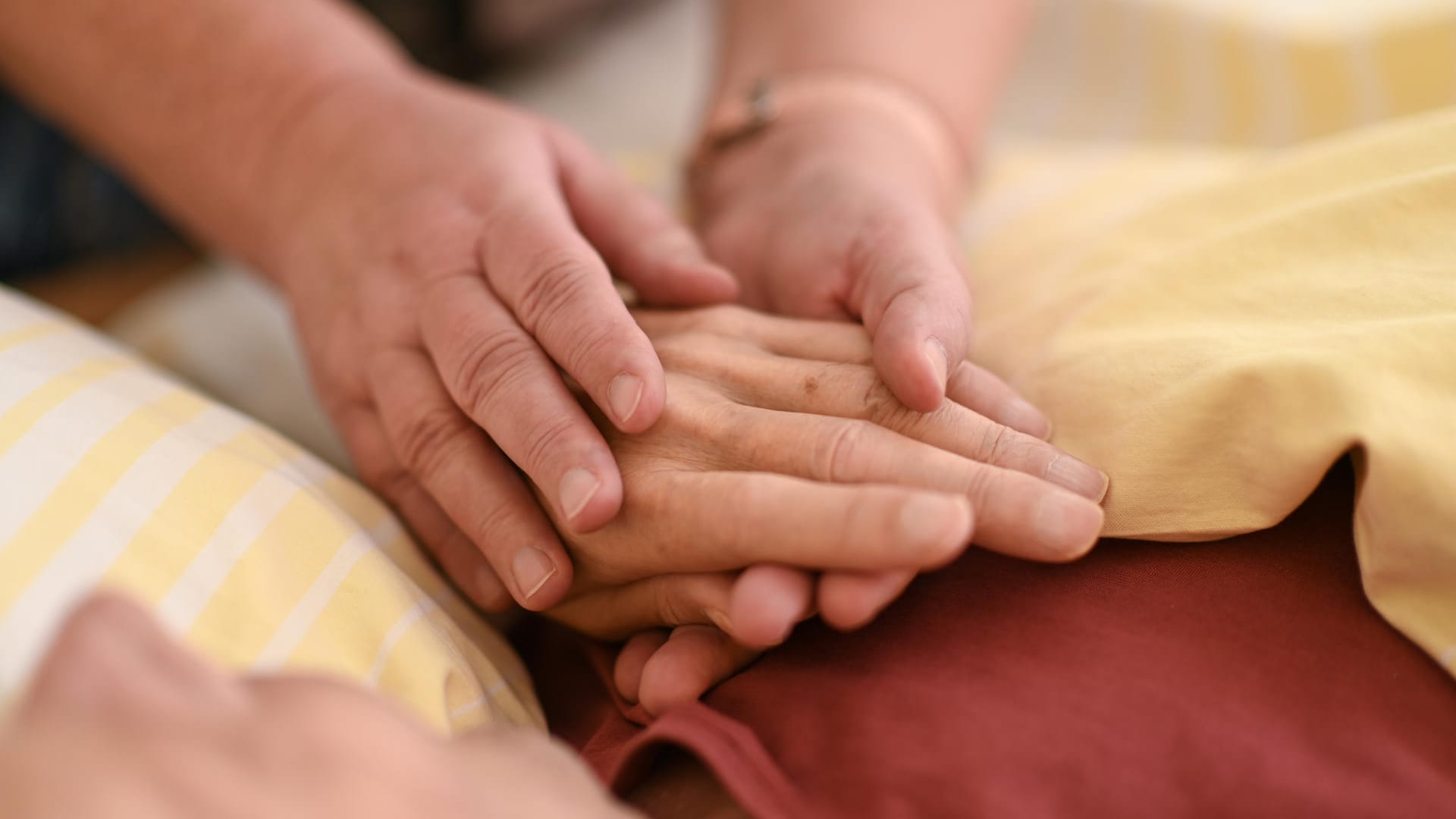 Versorgung eines Sterbenden: Wer keine engmaschige medizinische Betreuung, aber dennoch eine spezialisierte Pflege braucht, kann ein Hospiz in Erwägung ziehen.