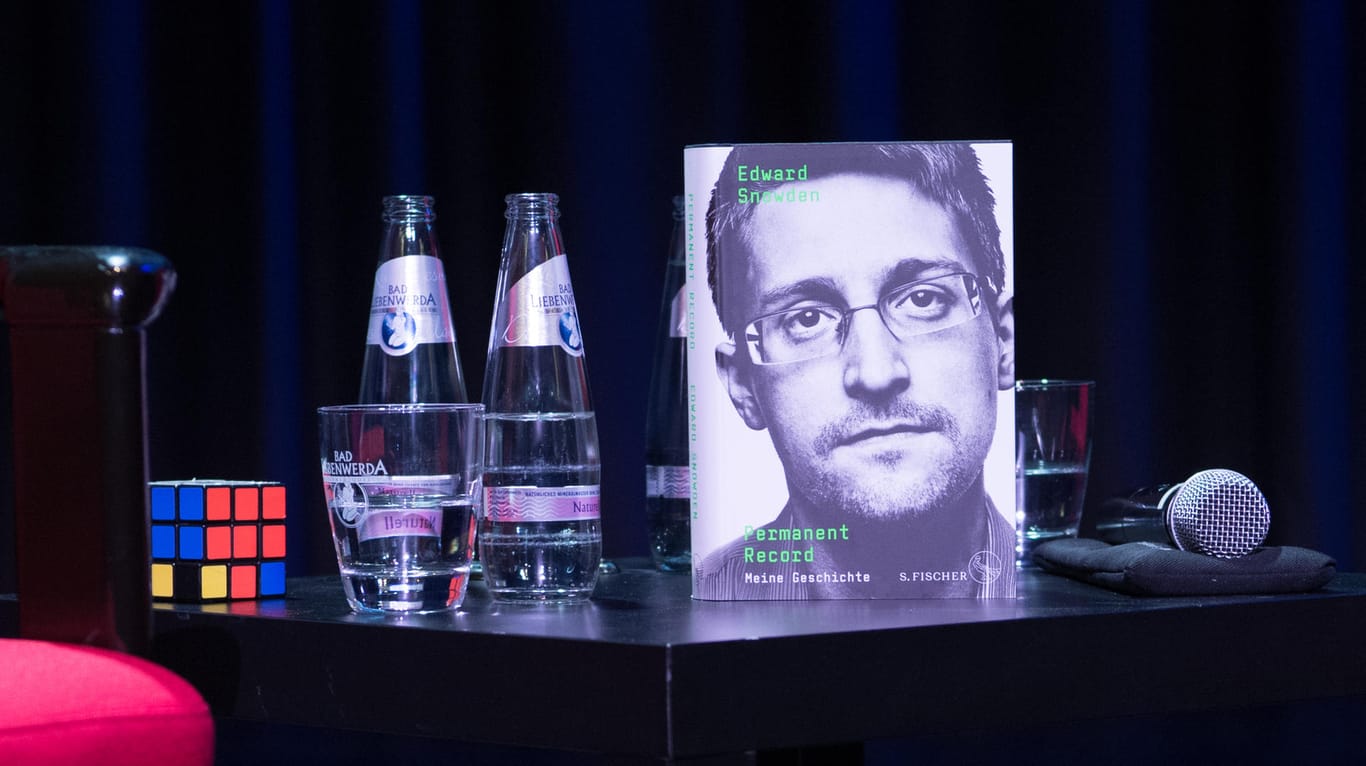 Ein Zauberwürfel liegt neben Edward Snowdens neuem Buch "Permanent Record: Meine Geschichte": Angeblich soll der russische Geheimdienst versucht haben, den Ex-NSA-Mitarbeiter anzuwerben.