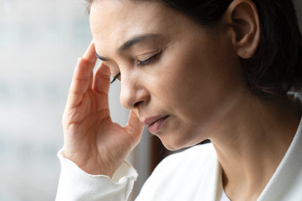 Mit der Prämenopause beginnen die Wechseljahre. Wenn Frauen die ersten Symptome bemerken, ist die hormonelle Umstellungsphase bereits in vollem Gange.