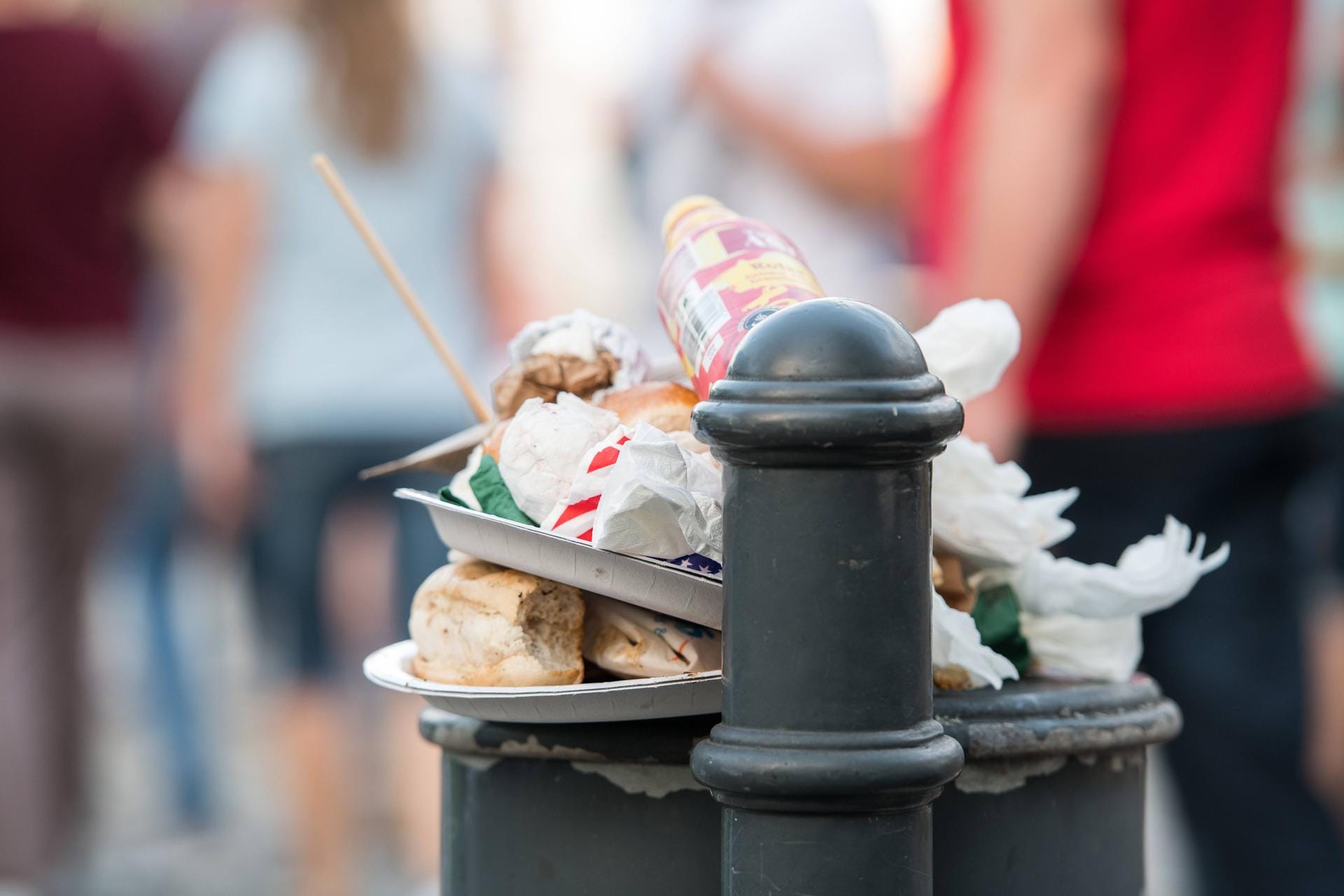 Ein Mülleimer quillt über: Die Stadt Essen will den Müll auf Veranstaltungen in der Stadt reduzieren.