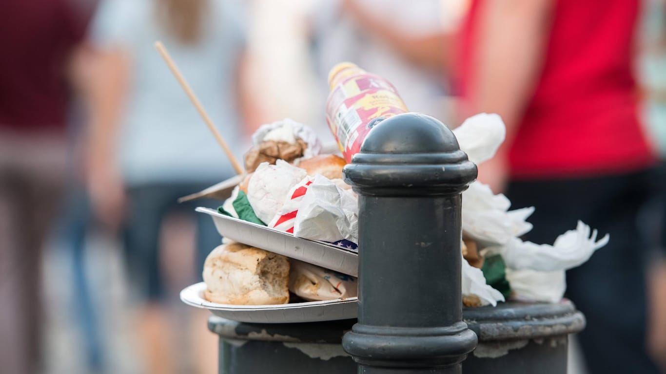 Ein Mülleimer quillt über: Die Stadt Essen will den Müll auf Veranstaltungen in der Stadt reduzieren.